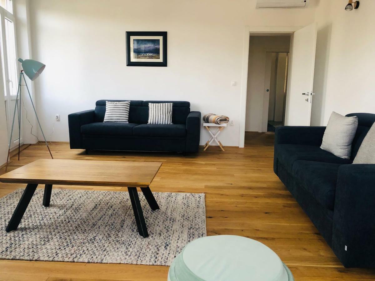 Kolovare Beachfront Appartement *